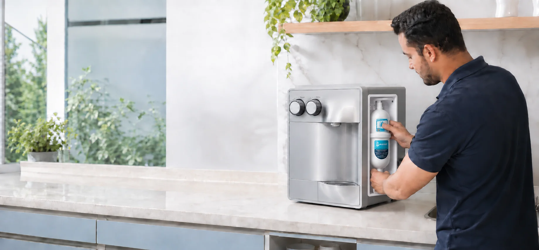 Técnico instalando refil Everest original no purificador